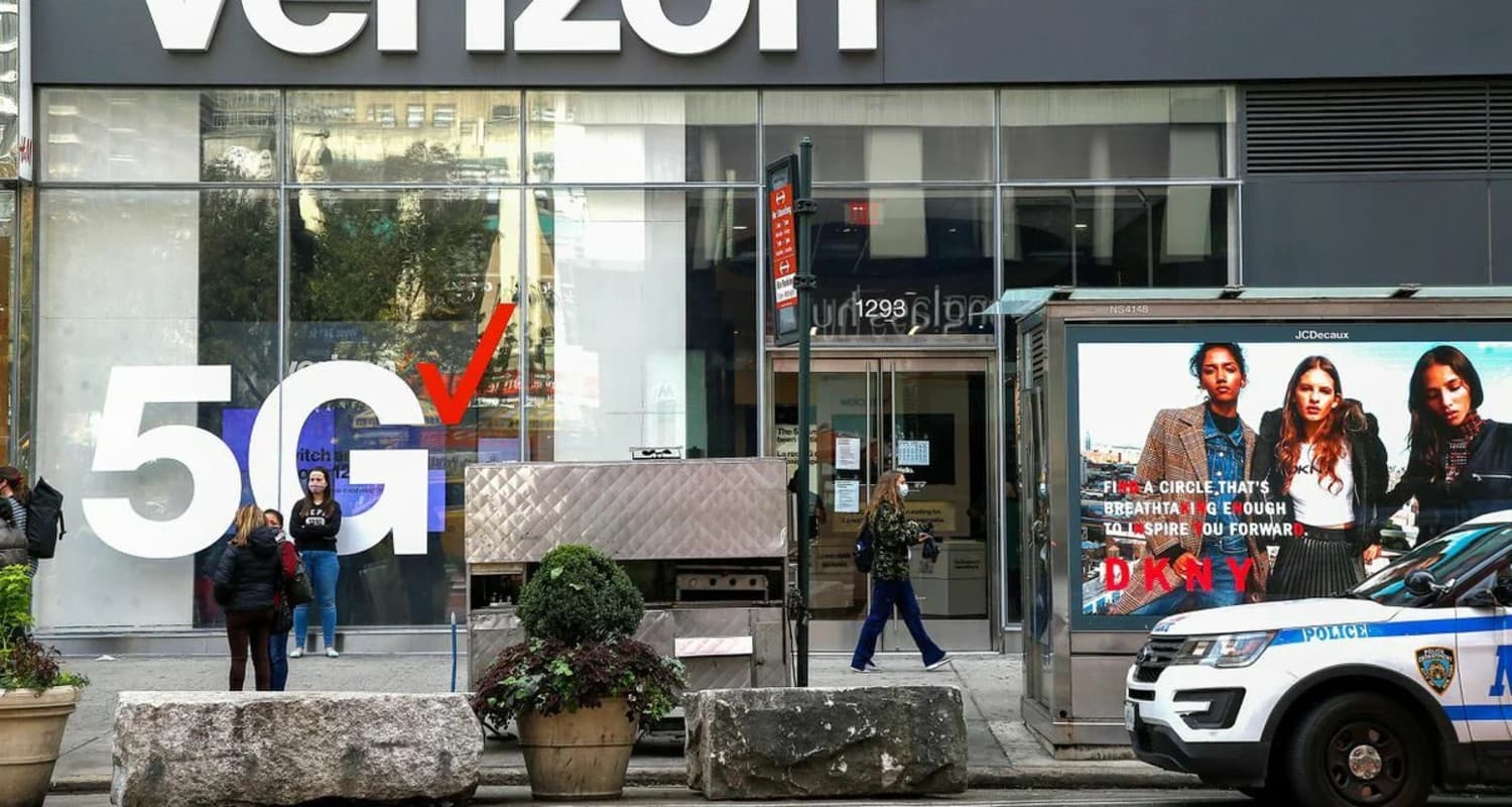 Structuring Teams and Portfolios for Success Through Performance Feedback